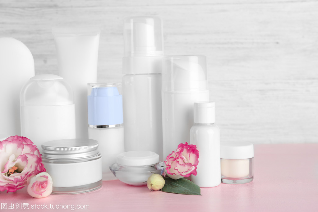 瓶中花影 化妝品瓶與灰色墻面上的藝術對話